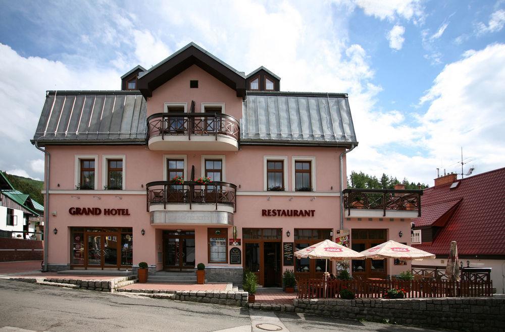 Wellness Hotel Grand Špindlerŭv Mlýn Luaran gambar